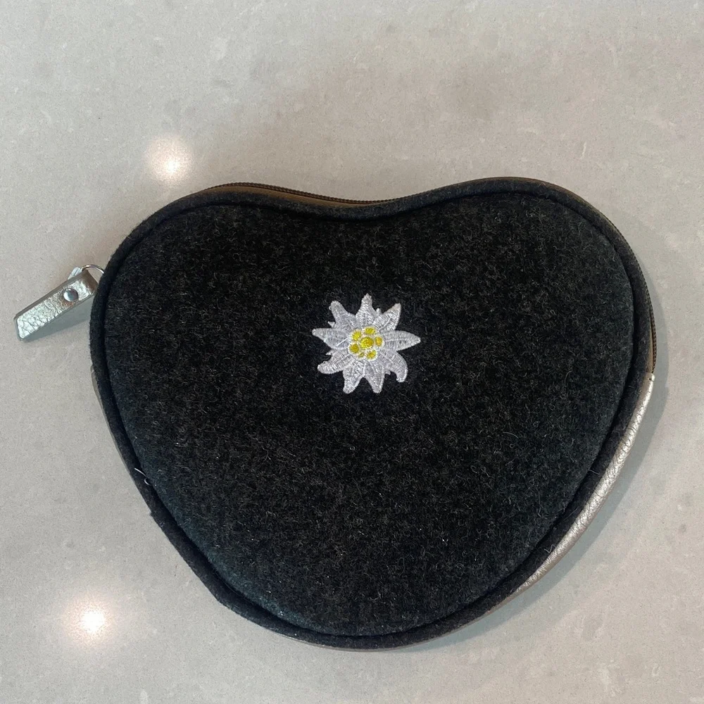 Women’s Lufthansa amenities kit purse - Picture 1 of 5
